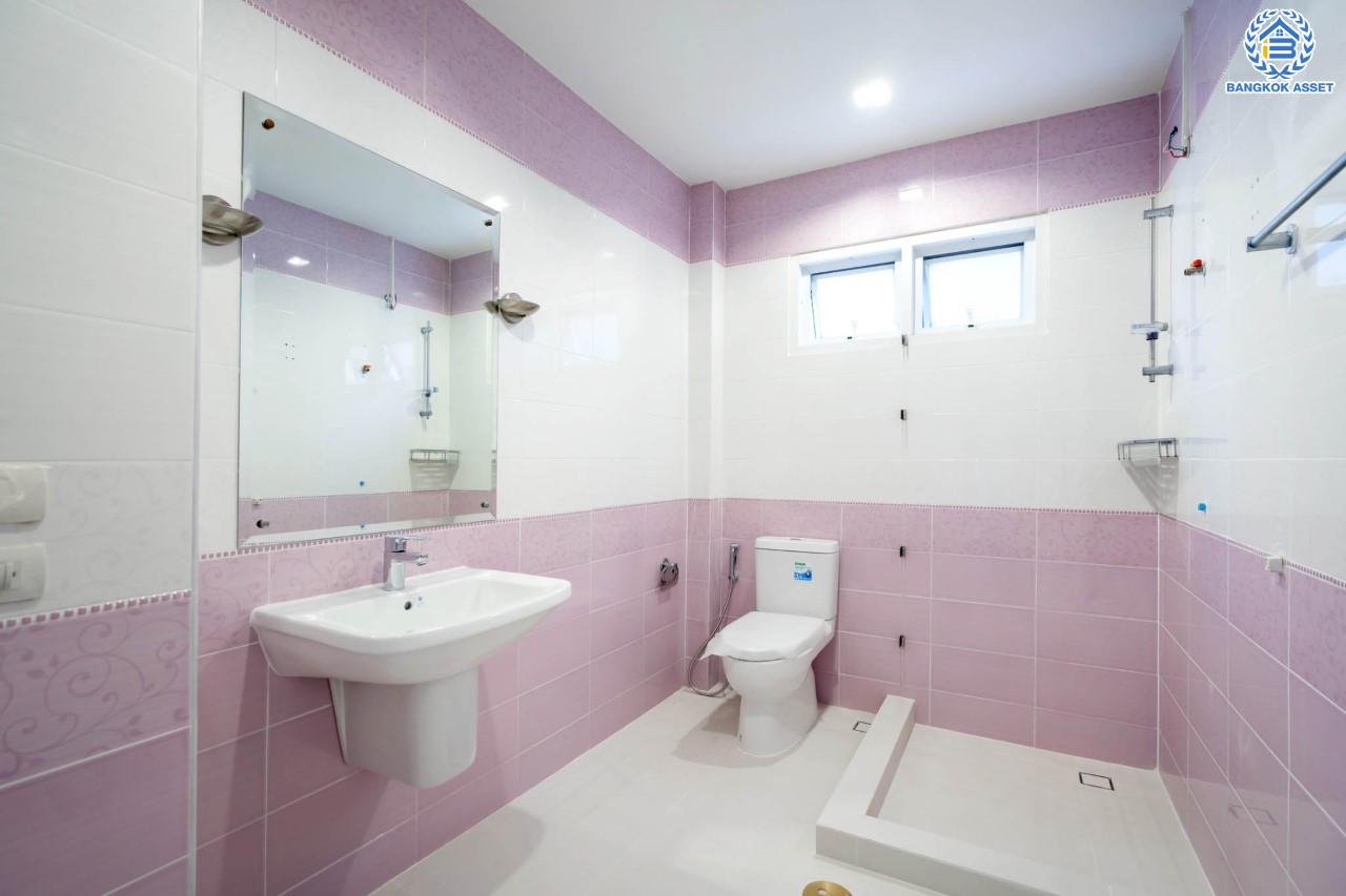 บ้านมือสองตกแต่งใหม่ คฤหาสน์หลังใหญ่พิเศษ!! เนื้อที่ 113 ตร.ว. #แปลงมุม ม.ปริญญดา ติดพุทธมณฑลสาย2  พื้นที่ใช้สอยมากกว่า 500 ตร.ม. ฟังก์ชันจัดเต็ม 4 ห้องนอน 7 ห้องน้ำ 1 Living Room 1 ห้องอเนกประสงค์ และ 1 ห้องแม่บ้าน จอดรถได้ 4 คัน บนทำเลเดินทางสะดวก ใกล้ทางคู่ขนานลอยฟ้าบรมราชชนนี, เซ็นทรัลปิ่นเกล้า และม.มหิดล